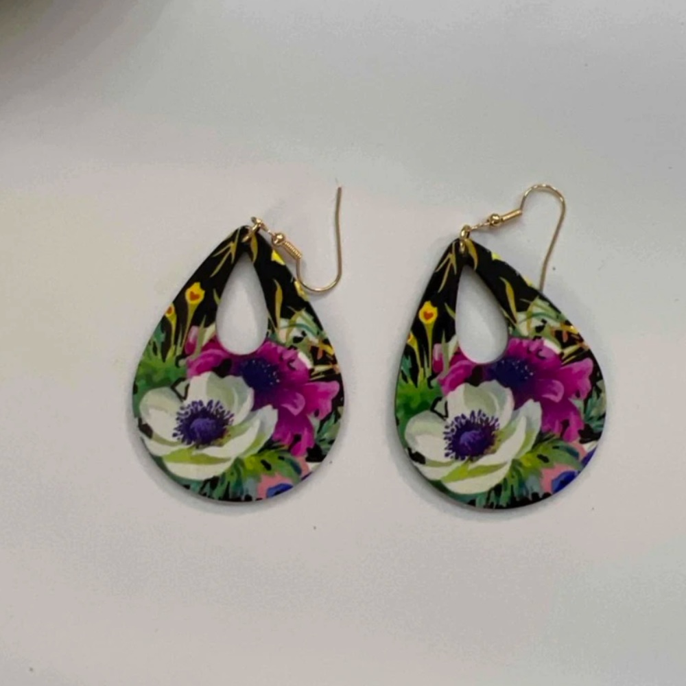 New Artisan Handmade Tropical Paradise Hand Painted Hawaii Floral Gold Earrings - Picture 11 of 16